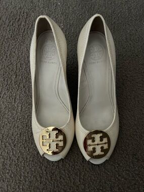 Tory Burch Ivory Leather Logo Medallion wedges